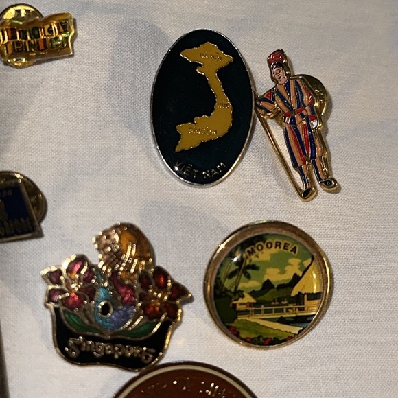 Assorted Travel Pins From a World Tour Cruise (FIFTEEN) Asian Countries - Picture 7 of 8